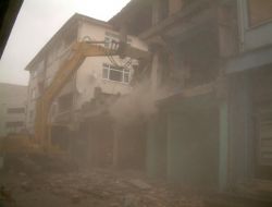 Orta Hasarlı Binasını Onarmayanlar Yıkıma Başladı