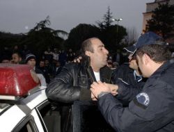 Seyyar Satıcılar Zabıta Kulübesini İşgal Etti