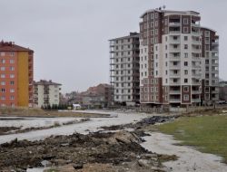 Dere Yatağındaki Cadde Ve Sokaklar Her Yağışta Sular Altında Kalıyor