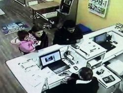Kucağında Bebeğiyle Hırsızlık Yaparken Güvenlik Kameralarına Yakalandı