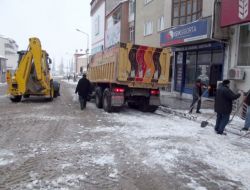 Yeniçubuk'ta Biriken Kar Kamyonlarla Taşınıyor