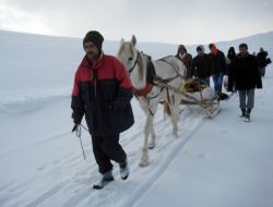 Mezranın Yolu Açılmayınca Hasta Kız, Atlı Kızakla Köyüne Ulaştırıldı