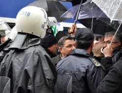 Memur-sen, Toplu Sözleşme Yasa Tasarısını Yağmur Altında Protesto Etti