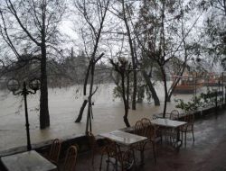 Manavgat Irmağı'nda Su Seviyesi Yükseldi, 9 İşyeri Su Altında Kaldı