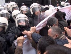 Sopa Ve Kartopuyla Polise Saldıran Gruba, Biber Gazıyla Müdahale