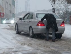 Çok Sayıda Araç Kayarak İlerledi