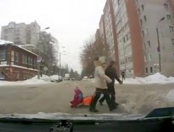 Rusya’da Kızakla Caddede Taşınan Çocuklar Kazalara Davetiye Çıkarıyor