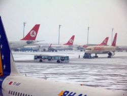 Kar Yağışı, Uçak Ve Araç Trafiğini Artırdı!