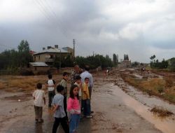 Anne Ve 6 Çocuğu Yıkılmak Üzere Olan Evden Son Anda Çıkartıldı