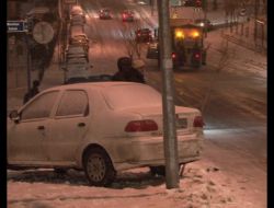 OTOMOBİLLERİN BUZ DANSI