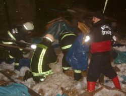 Kara Dayanamayan Ahırın Çatısı Çöktü