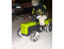 Çocukların 'Akülü Arabalı' Kar Keyfi