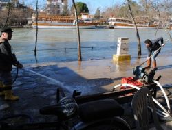 Manavgat Irmağı Kenarında Temizlik Çalışmasına Başlandı