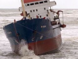 Karaya Oturan Kuru Yük Gemisi Kurtarılmayı Bekliyor