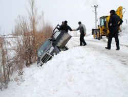 Yoldan Çıkan Otomobil Uçurumun Kıyısında Asılı Kaldı