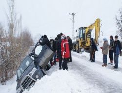 Yol Kenarında Asılı Kalan Aracın Düşmemesi İçin İlginç Çözüm