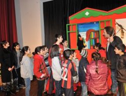 Depremzede Minikler Tiyatro İzledi