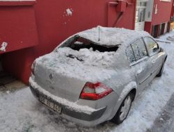 Yozgat'ta 15 Otomobil Binaların Çatılarından Düşen Kardan Zarar Gördü