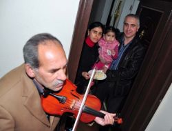 Polis Müfettişi Beklerken Eşinin Doğum Yıl Dönümü Sürprizi İle Karşılaştı