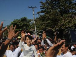Myanmarlı Muhalif Lider Suu Kyi, İlk Seçim Turuna Çıktı