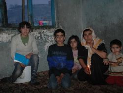 Mum Işığında Bir Aile