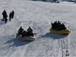 Kar Üzerinde Rafting Keyfi
