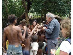 Orhan Kural, Papualı Yerlilere Sigaranın Zararlarını Anlattı