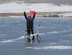 Buz Tutan Gölde Bisiklet Sürdü, Kenardakiler Göle Düşmesin Diye Dua Etti