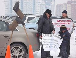 Kırgızlar, Abd Üssüne Bayrak Açtı