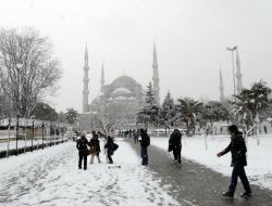 İstanbul'un Tarihi Silüetleri Beyaza Büründü