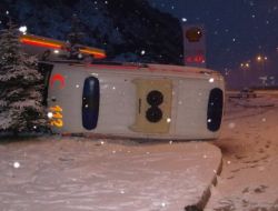 Ereğli'de 2 Ambulans Devrildi, 2 Kişi Yaralandı