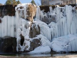 Pınarbaşı Ilıca Şelalesi Dondu