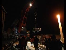 Ukrayna’da Kaza Yapan Kimyasal Madde Yüklü Trenin Enkazı Kaldırılıyor