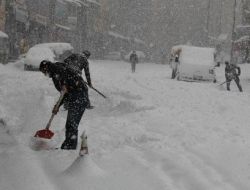 Karla Kaplanan Hakkari'de İki Araç Aynı Dereye Uçtu