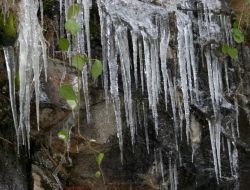 Buz Sarkıtları Seyrine Doyum Olmayan Manzaralar Oluşturuyor