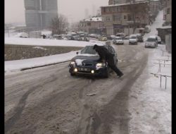 Yardımsever Vatandaş, 1 Saatte 50 Aracı Buzlu Yoldan Kurtardı