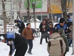 Çocuklar, Polisle Kartopu Oynadı