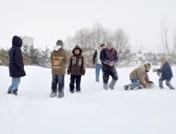 Çocukların Buz Tutan Göletteki Tehlikeli Oyununu Zabıta Bozdu