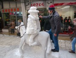 Eşeğe Ters Binmiş Nasreddin Hoca Heykeli İlgi Odağı Oldu