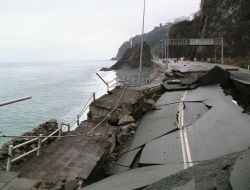 Hopa Sarp Karadeniz Sahil Yolu Çöktü