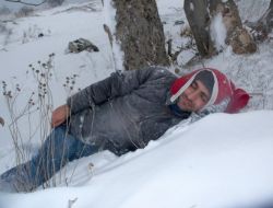 Karda Fotoğraf Çektirirken Kuyuya Düşüp Can Verdi