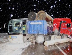 Karabük'te 3 Tır, Bir Otobüs Ve Otomobil Zincirleme Kaza Yaptı: 2 Yaralı