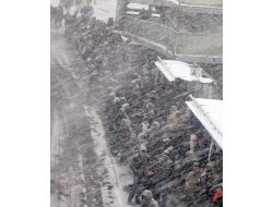 Yoğun Kar Yağışı Otoyolda Trafiği Felç Etti