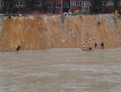 İşçiler, 80 Kiloluk Taşları İş Güvenliği Alınmadan Asi Nehri'ne Döşüyor