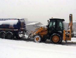 Yolda Kalan Yakıt Tankerini, İş Makinası İtti