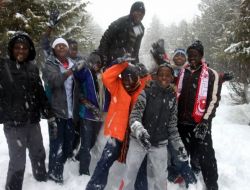 Ugandalı Öğrencilerin Kar Keyfi
