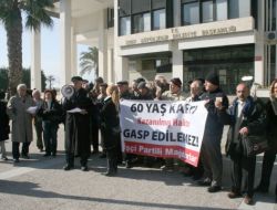 İzmirliler 60 Yaş Kartı'nın İptalini Protesto Etti