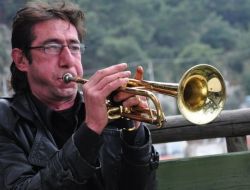 Ekranda Fethiye, Arka Fonda Trompet Konseri