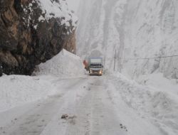 Hakkari'de Çığ Düştü 50 Araç Yolda Kaldı