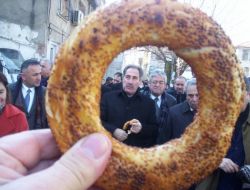 Bakan Günay, Kemeraltı'nda Gazetecilere Gevrek Ismarladı